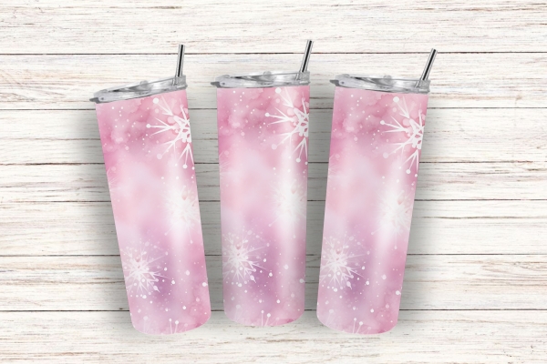 Drei rosa Thermobecher mit Schneeflockenmotiv, 590 ml Fassungsvermögen, auf hellem Holzuntergrund nebeneinander stehend.
